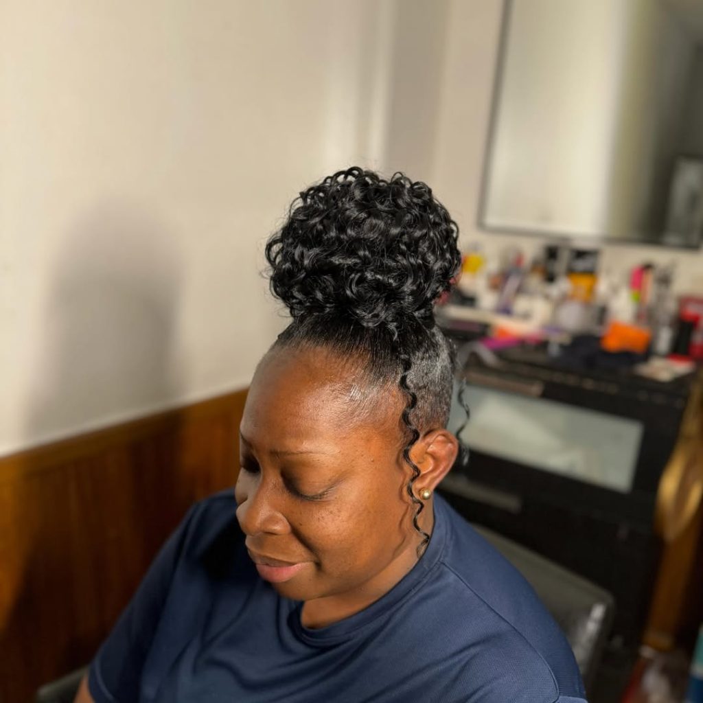 Curly Top Knot Hairstyle for Women – weakendzoff