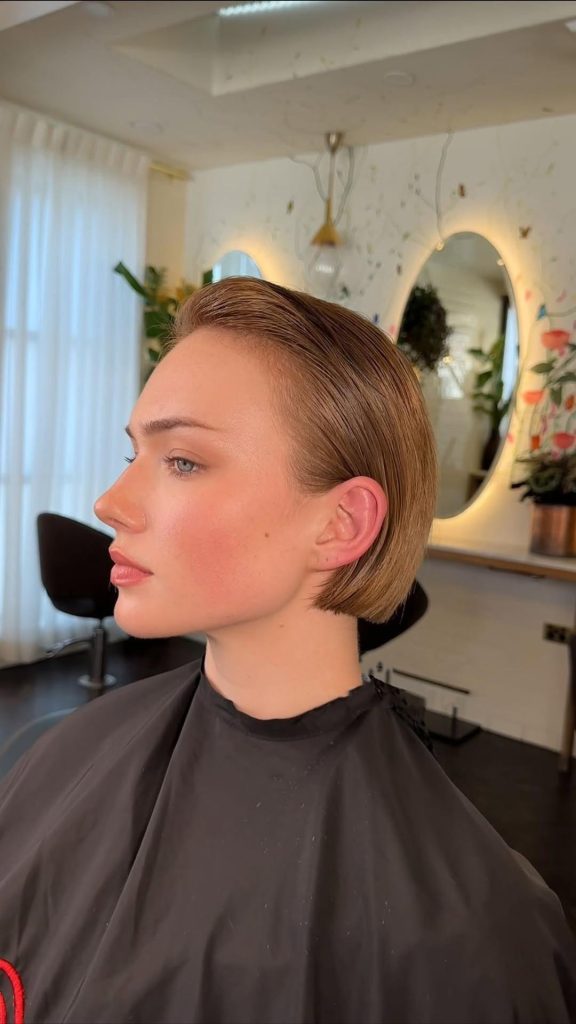 Classic-Slicked-Back-Bob-Hairstyles-for-Women-valonzhaircutters