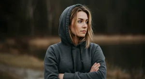 25 Hoodie Hairstyles for Effortless Cool – Featured Image — 1